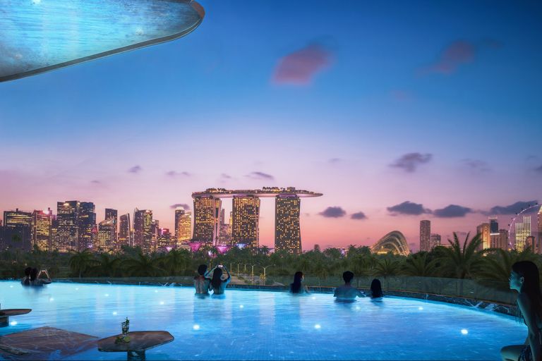 Therme Singapore: Infinity pool at Relax